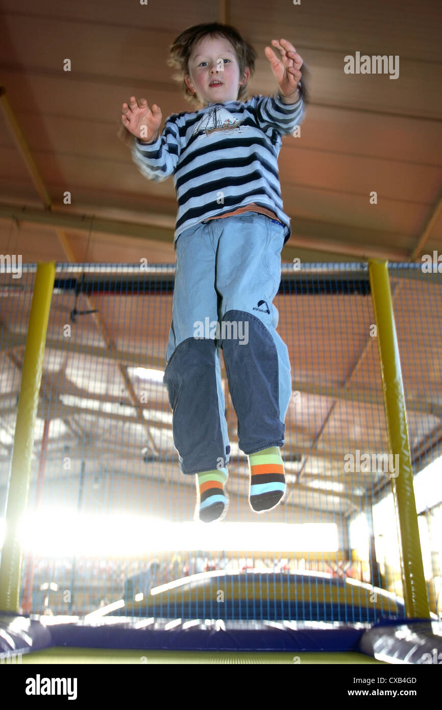 Rostock, bambino salti su un trampolino in Kinderland Rostock Foto Stock