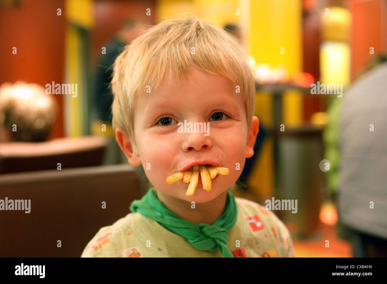 Berlino, un bambino mangia le patatine fritte Foto Stock