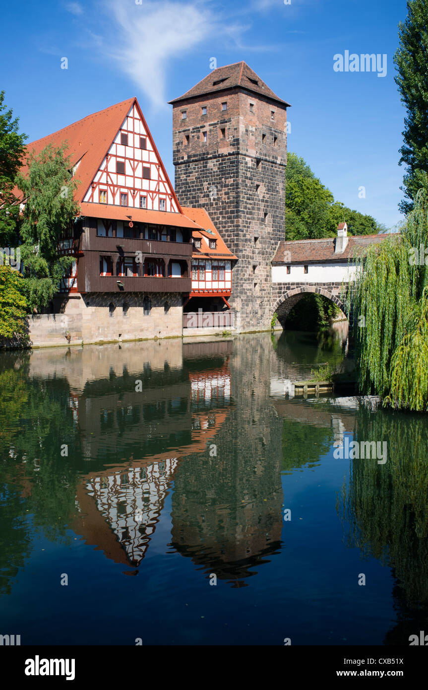 Vista del Vino storico Archivio o Weinstadel, Water Tower e l'Impiccato o Henkersteg accanto al fiume Pegnitz in Nuremberg, Tedesco Foto Stock