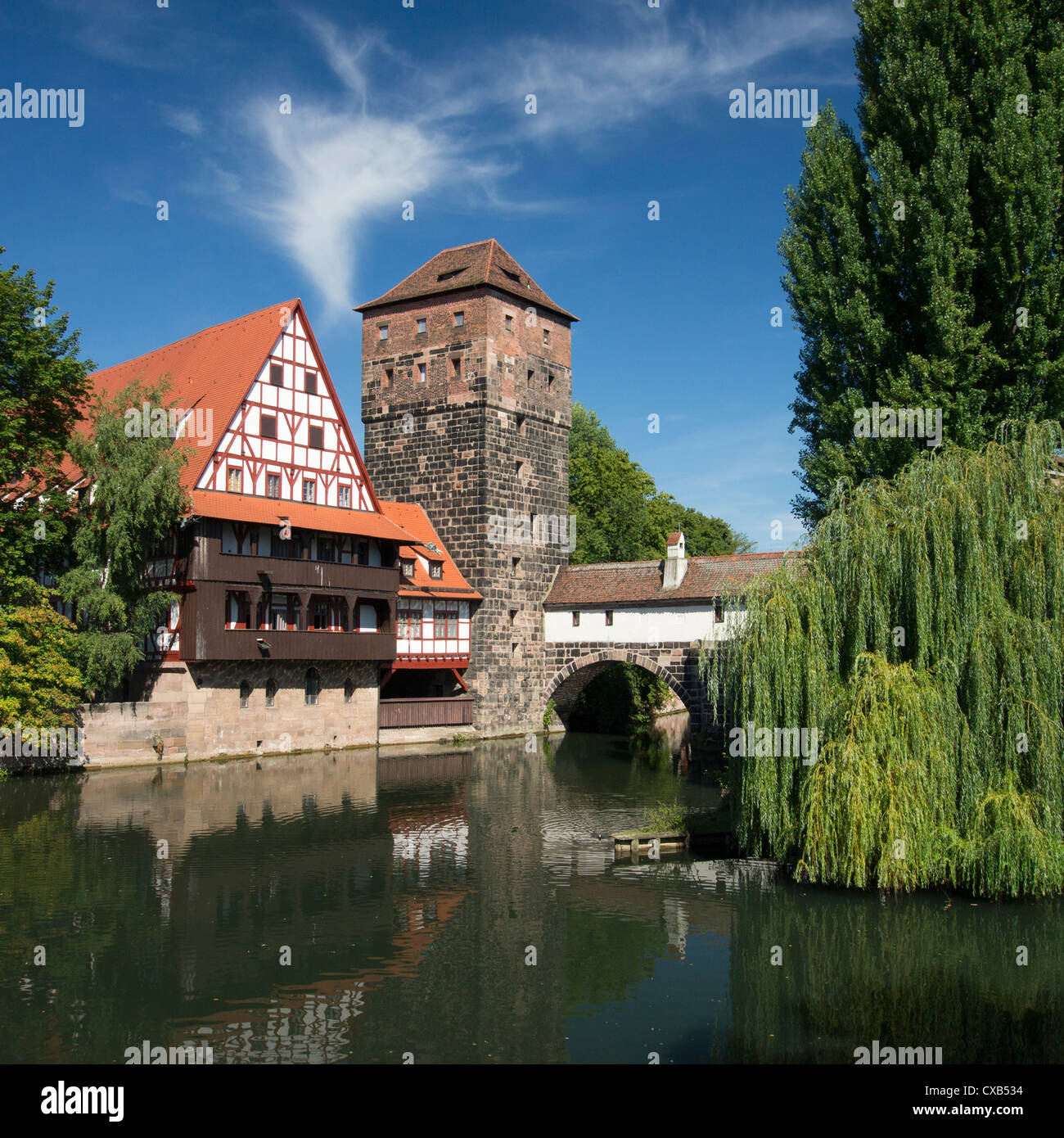 Vista del Vino storico Archivio o Weinstadel, Water Tower e l'Impiccato o Henkersteg accanto al fiume Pegnitz in Nuremberg, Tedesco Foto Stock