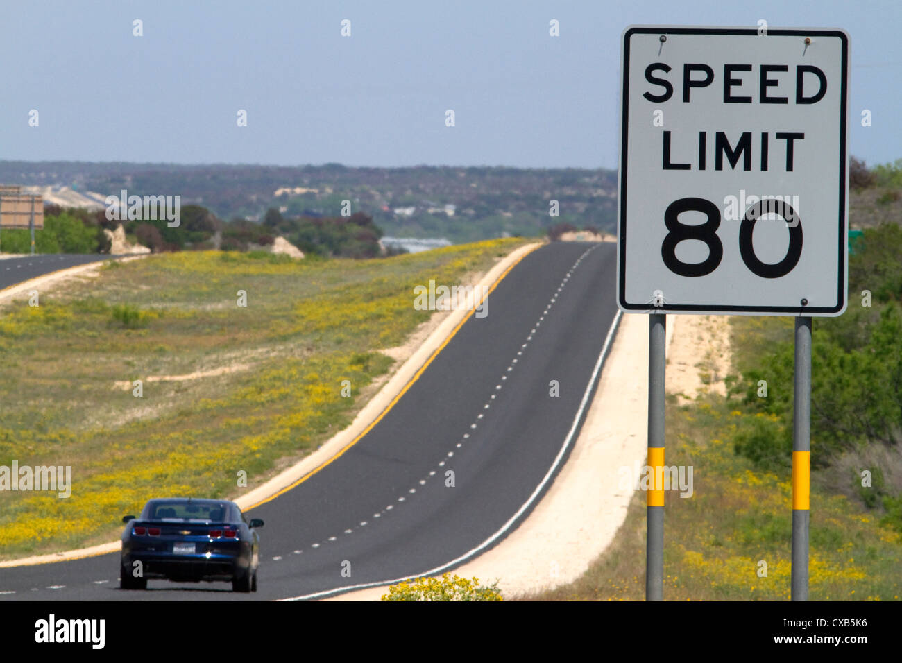 Limite di velocità 80 mph cartello stradale lungo la Interstate 10 ad ovest del Texas, Stati Uniti d'America. Foto Stock
