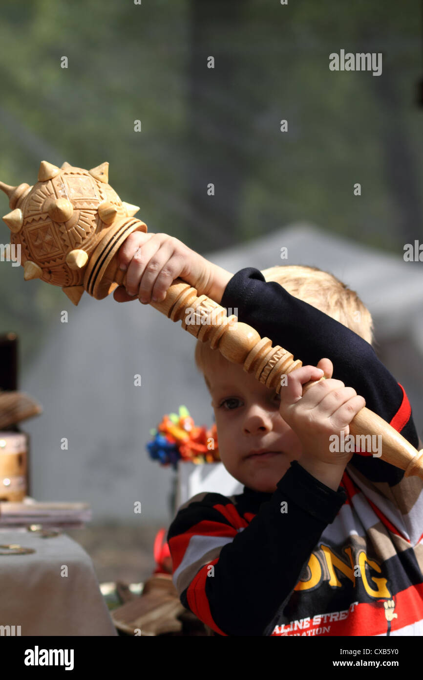 Piccolo Ragazzo con macis , International festival di cosacchi, Stanitsa Luganskaya, Ucraina, 9 settembre 2012 Foto Stock