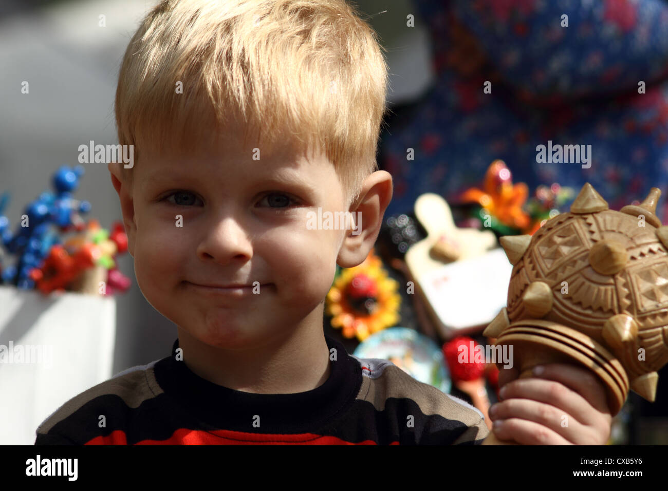 Piccolo Ragazzo con macis , International festival di cosacchi, Stanitsa Luganskaya, Ucraina, 9 settembre 2012 Foto Stock