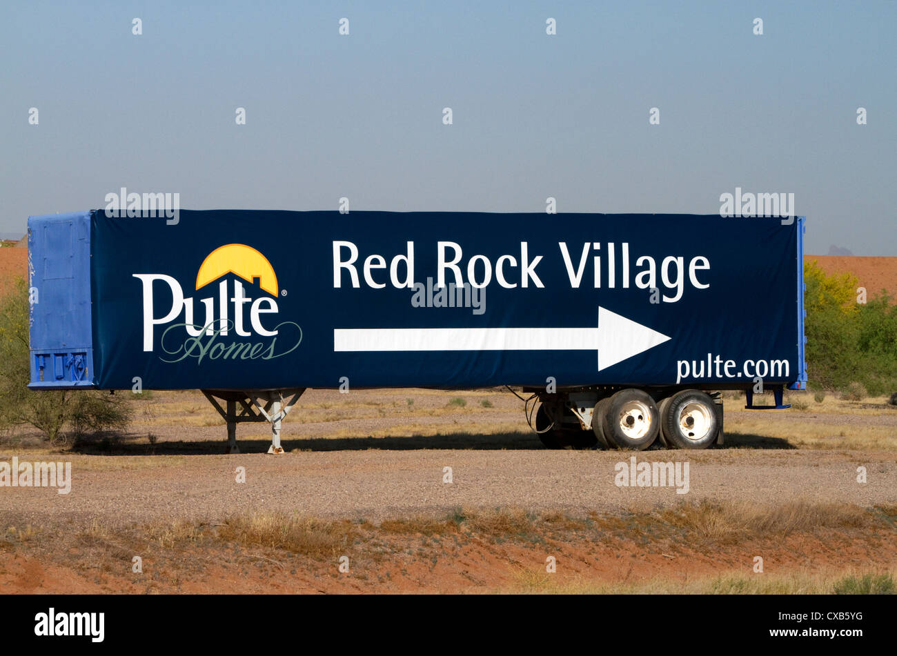 Rimorchio utilizzato come tabellone pubblicitario per il Red Rock Village housing development in Pinal County, Arizona, Stati Uniti. Foto Stock