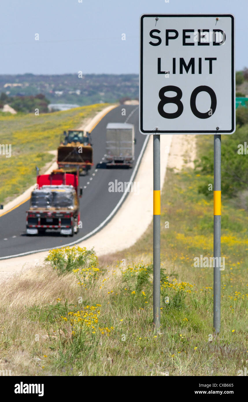 Limite di velocità 80 mph cartello stradale lungo la Interstate 10 ad ovest del Texas, Stati Uniti d'America. Foto Stock