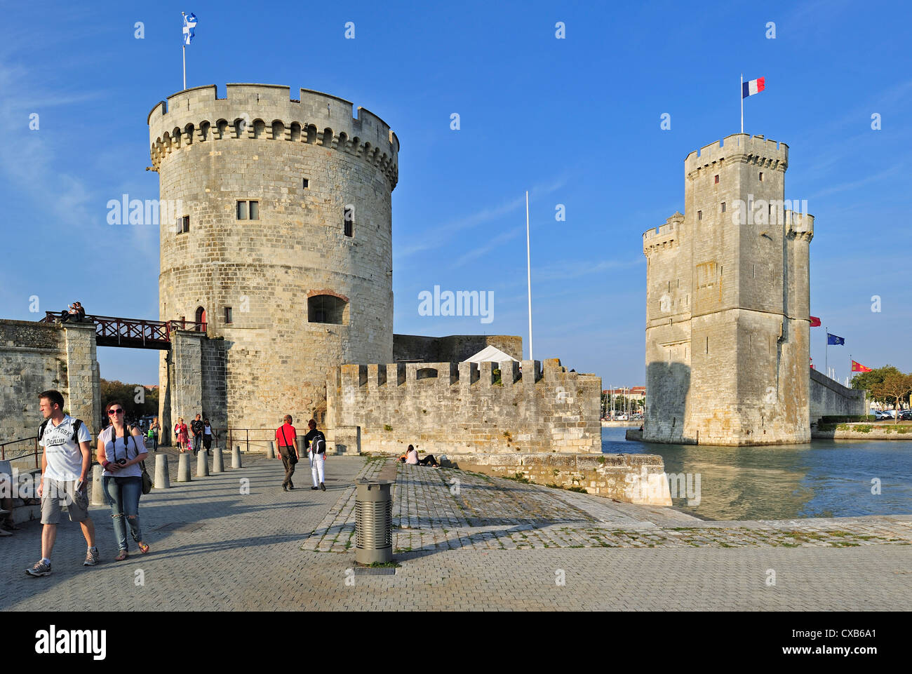 Le torri tour de la Chaîne e tour Saint-Nicolas nel vecchio porto / Vieux-Port a La Rochelle, Charente-Maritime, Francia Foto Stock