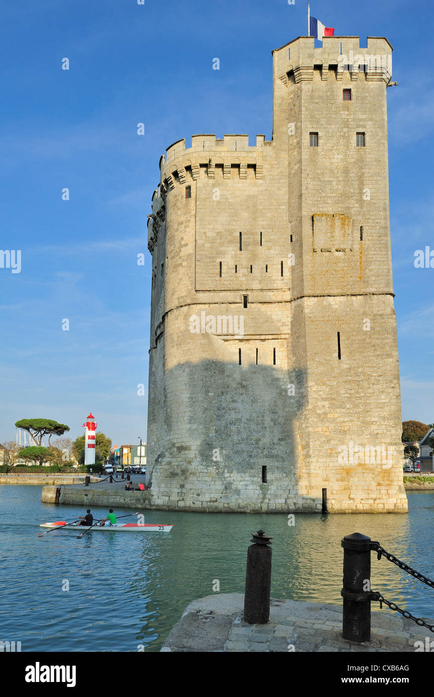 La torre medievale tour Saint-Nicolas nel vecchio porto / Vieux-Port a La Rochelle, Charente-Maritime, Francia Foto Stock