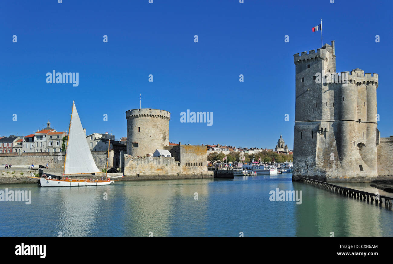 Le torri tour de la Chaîne e tour Saint-Nicolas nel vecchio porto / Vieux-Port a La Rochelle, Charente-Maritime, Francia Foto Stock