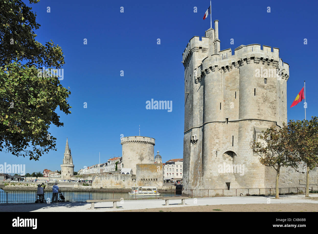Le torri tour de la Chaîne e tour Saint-Nicolas nel vecchio porto / Vieux-Port a La Rochelle, Charente-Maritime, Francia Foto Stock