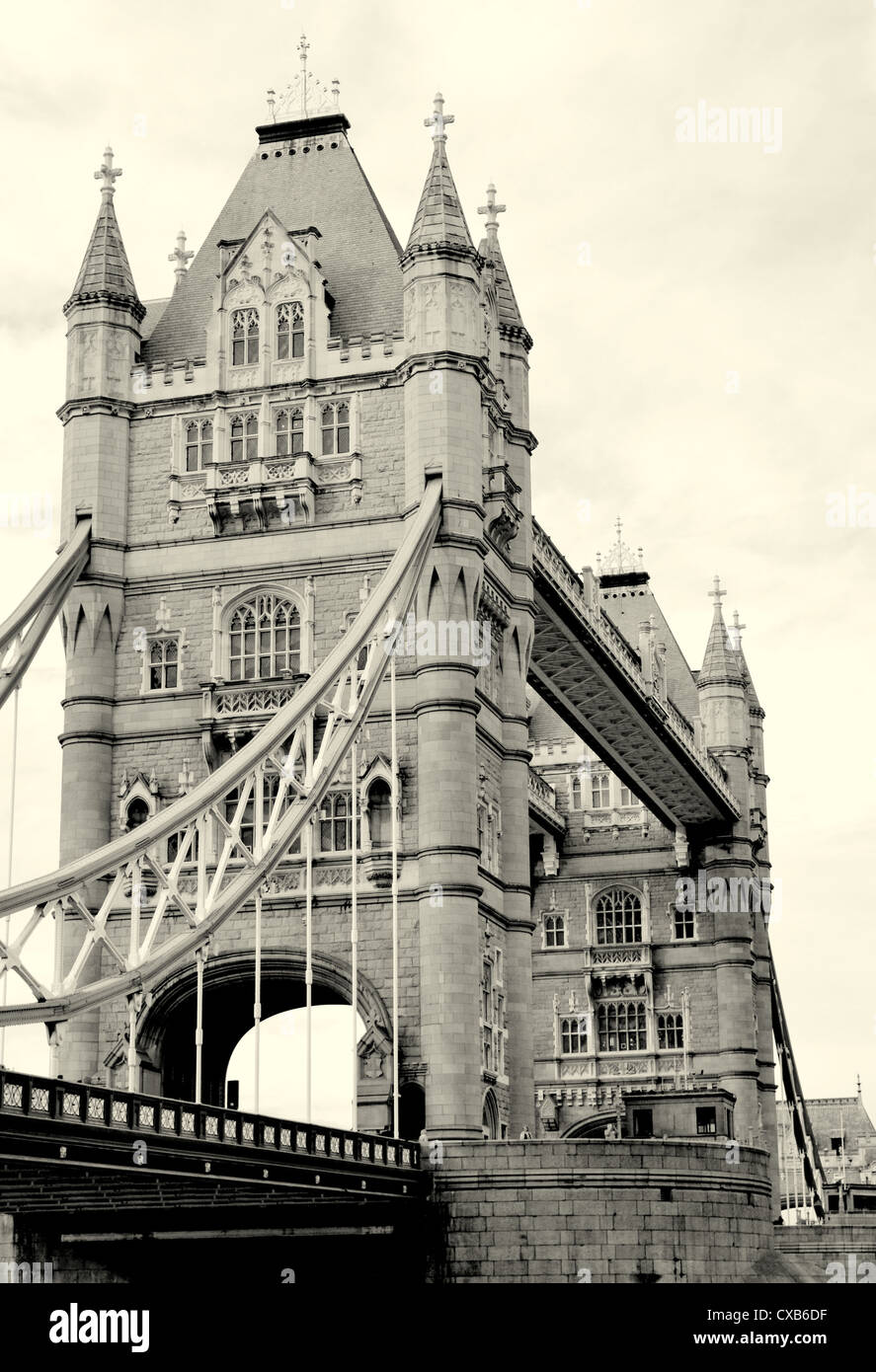 Artistico immagine in bianco e nero di Tower Bridge nel centro di Londra in una giornata di sole Foto Stock