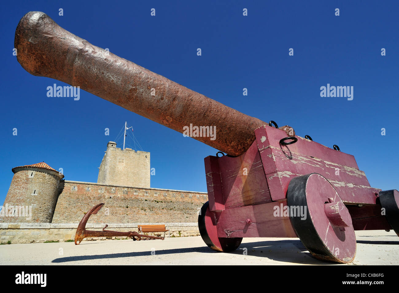 Il vecchio cannone di fronte al Fort Vauban a Fouras, Charente-Maritime, Francia Foto Stock
