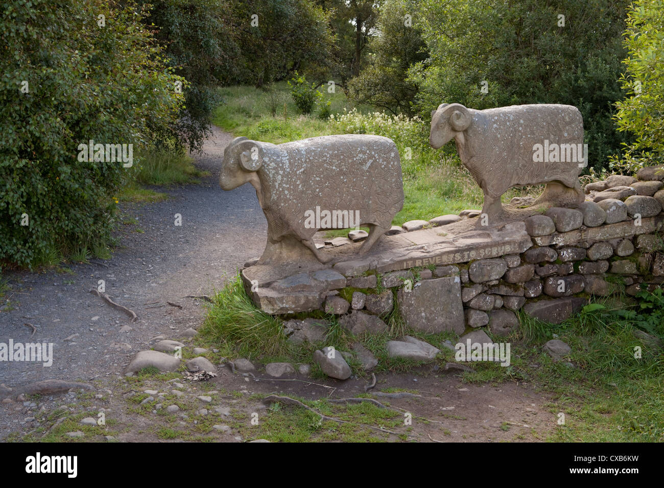 Statua di due pecore (Keith Alexander 2002) dal Fiume Tees e Bassa Forza cascata in Teesdale, County Durham Foto Stock