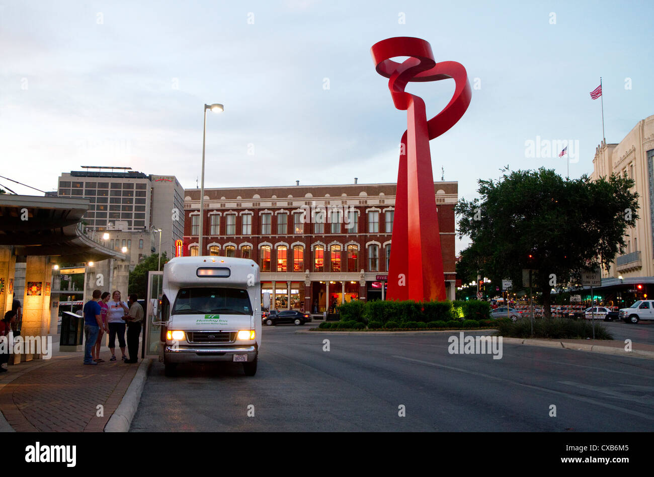 Torcia di amicizia arte pubblica scultura all'intersezione di Losoya, commercio e Alamo strade di San Antonio, Texas, Stati Uniti d'America. Foto Stock