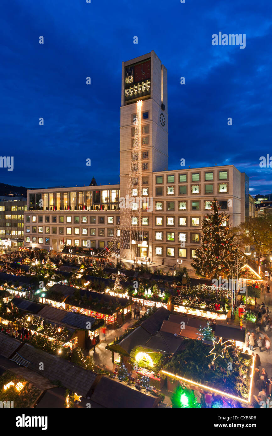 Mercato di Natale, Municipio MARKTPLATZ SQUARE, Stoccarda, BADEN-WUERTTEMBERG, Germania Foto Stock