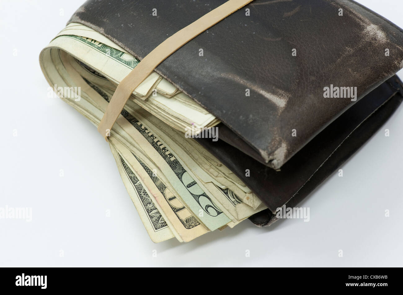 Primo piano della ben indossati wallet con elevato numero di fatture di noi Foto Stock