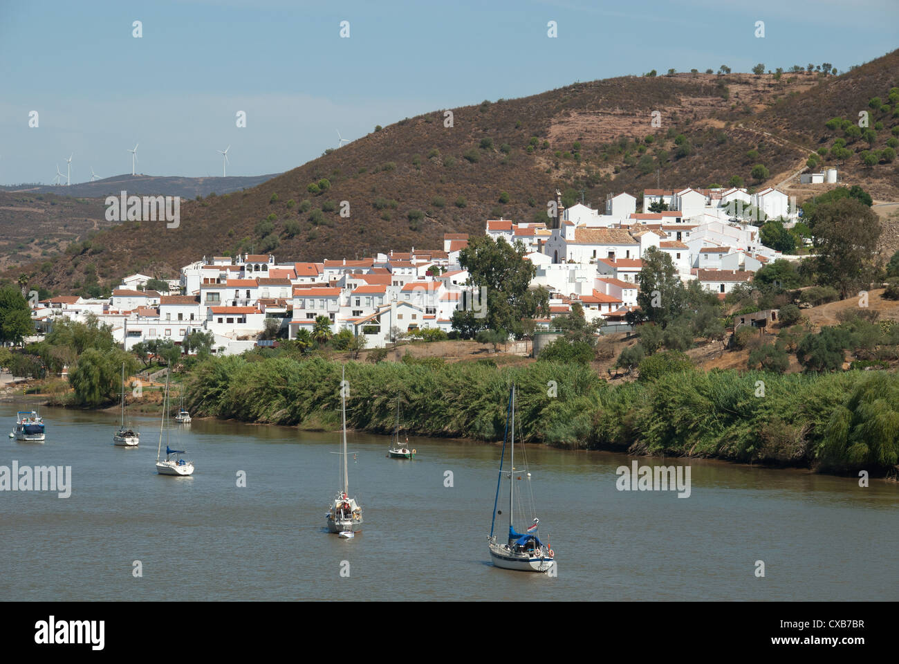 ANDALUSIA, Spagna. Una vista di Sanlucar De Guadiana come visto dal lato portoghese del Río Guadiana. 2012. Foto Stock