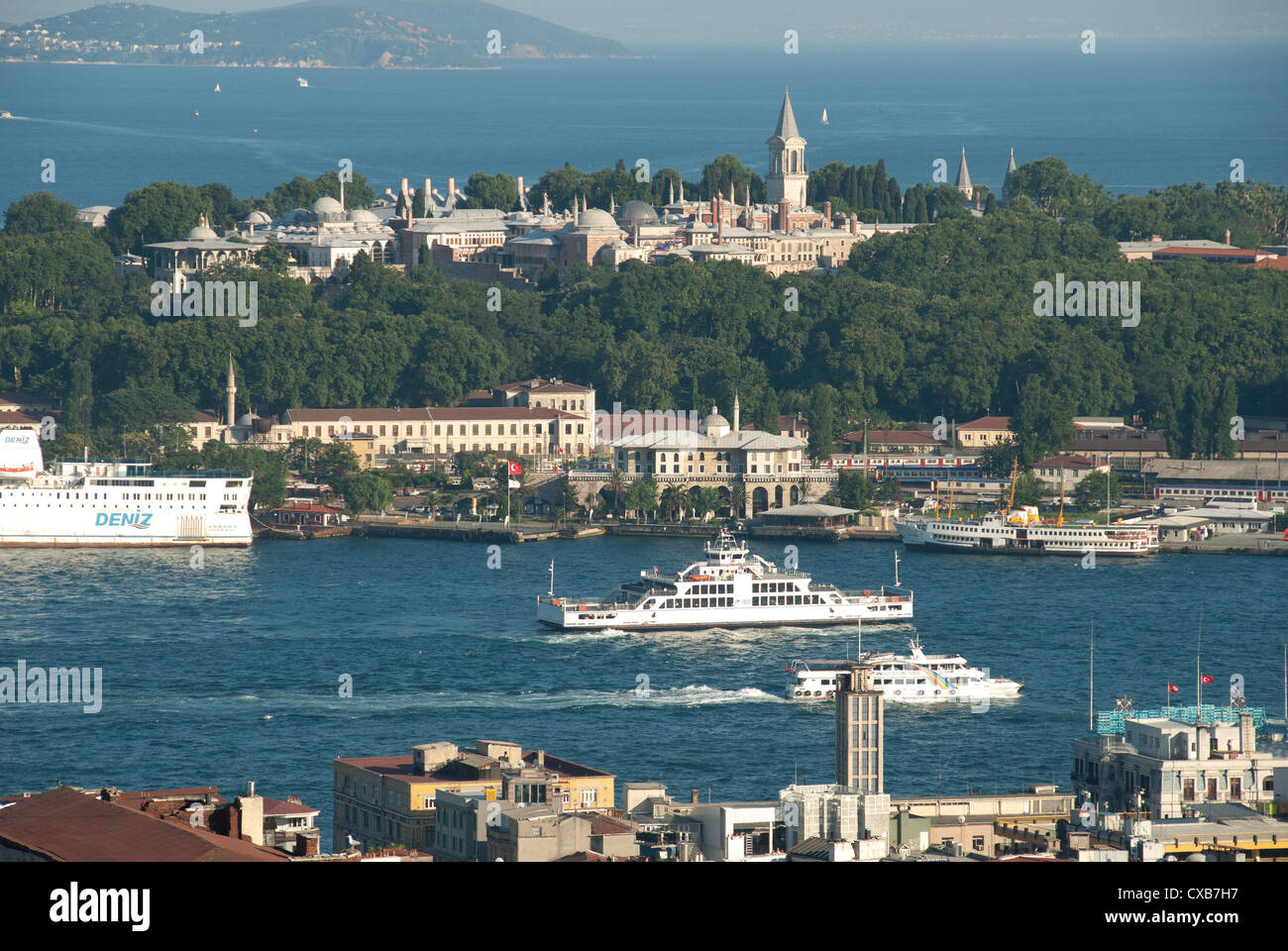 ISTANBUL, Turchia. Una vista in elevazione del Golden Horn e Palazzo Topkapi, con il Mare di Marmara dietro. 2012. Foto Stock