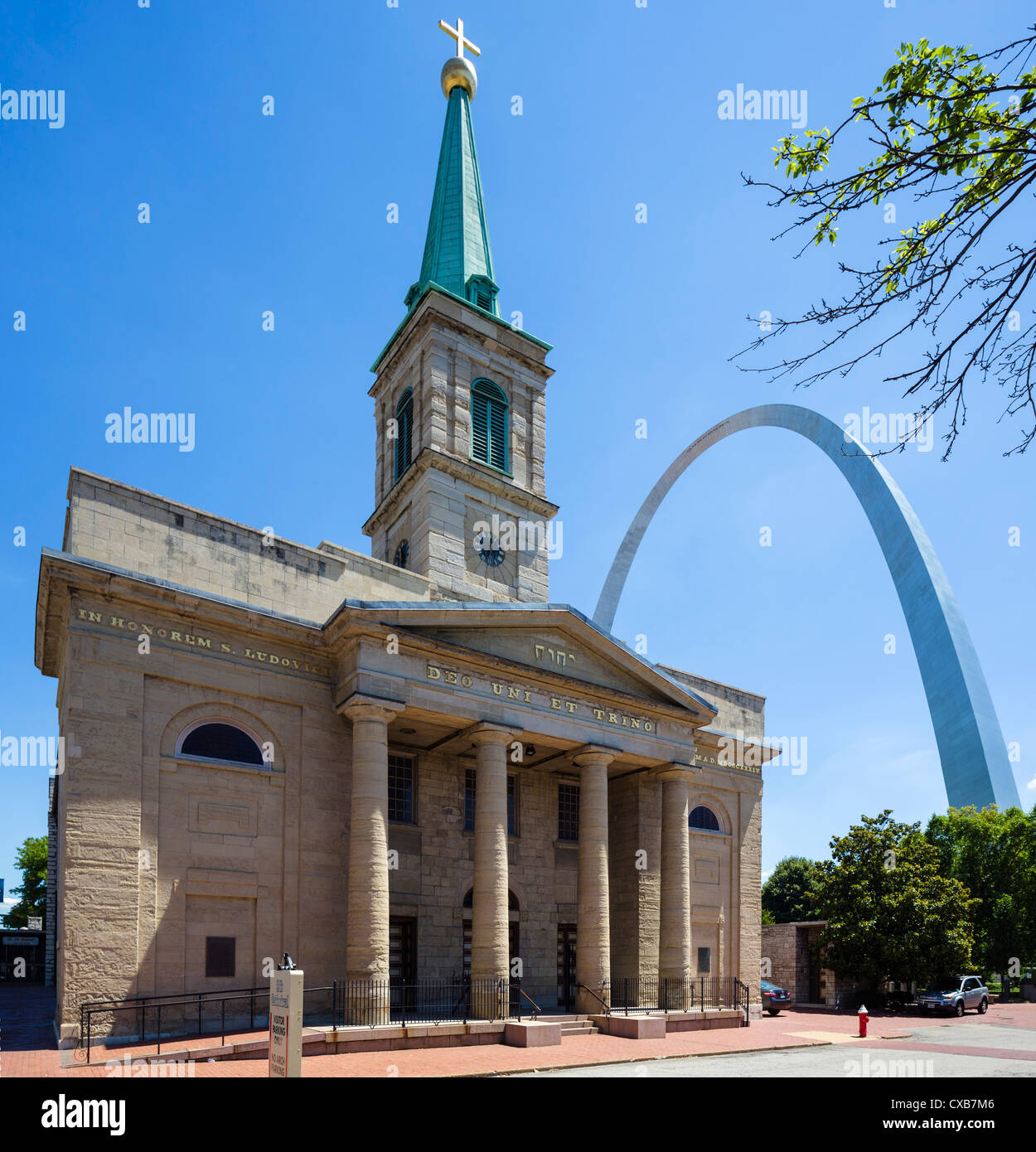 La vecchia cattedrale (la Basilica di San Luigi, re di Francia) con il Gateway Arch dietro, St Louis, Missouri, Stati Uniti d'America Foto Stock