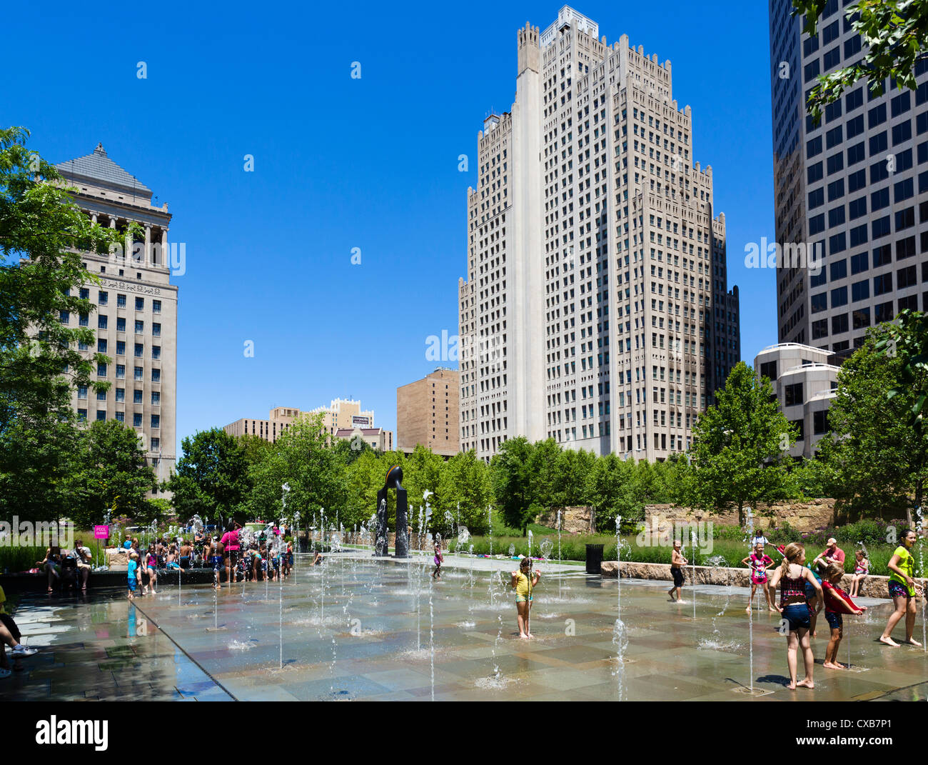 Bambini che giocano con le fontane in Citygarden parco urbano e il giardino di sculture nel centro di St Louis, Missouri, Stati Uniti d'America Foto Stock