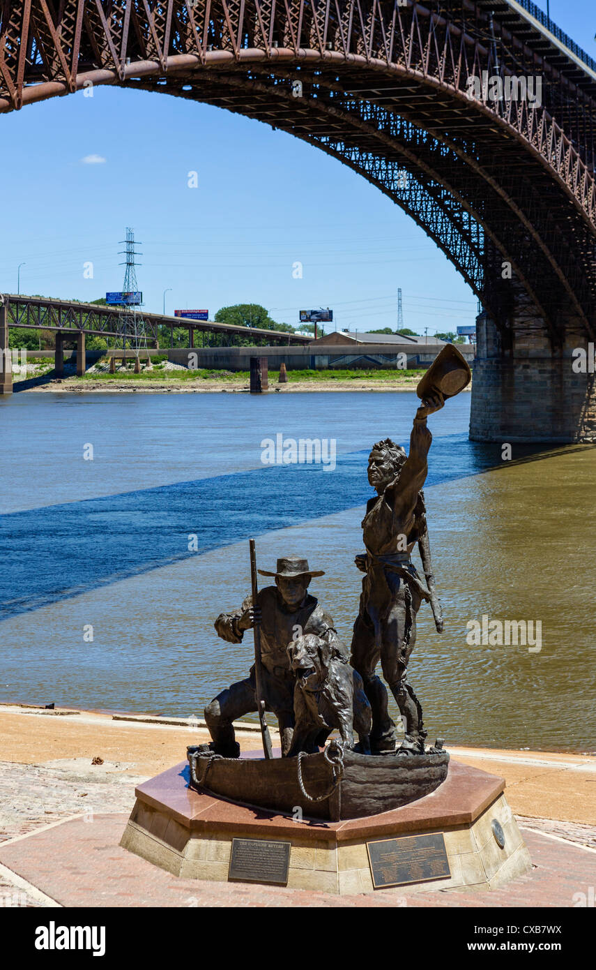 Harry Weber la scultura "Capitani ritorno' raffigurante esploratori Lewis e Clark, Laclede's Landing, St Louis, Missouri, Stati Uniti d'America Foto Stock
