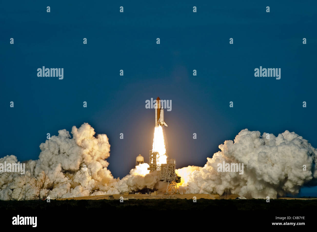 La navetta spaziale Discovery solleva dal Kennedy Space Center sulla sua missione finale. Lo specialista di missione capt. stephen g. bowen, il primo sommergibile officer selezionata dalla NASA è sulla scoperta la 39th e la missione finale per consegnare un carico di unità di storage per la stazione spaziale internazionale. Foto Stock