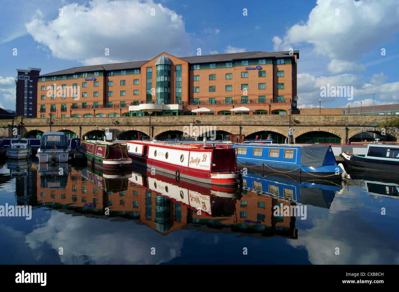 UK,South Yorkshire,Sheffield,Victoria Quays,Bacino del canale,Hilton Hotel & chiatte Foto Stock