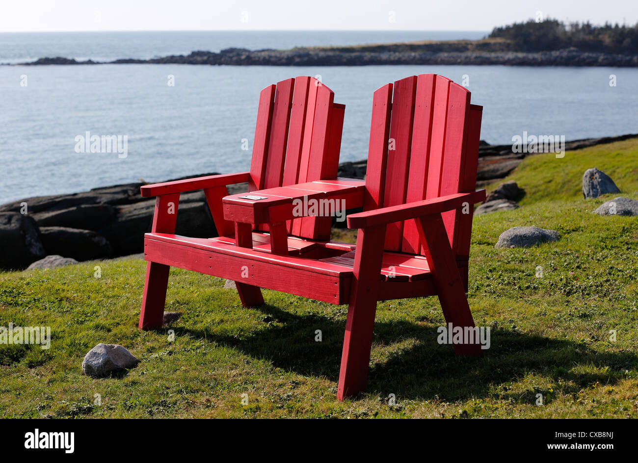 Sedia Adirondack affacciato sull'oceano a Cape Forchu, Nova Scotia, Canada Foto Stock