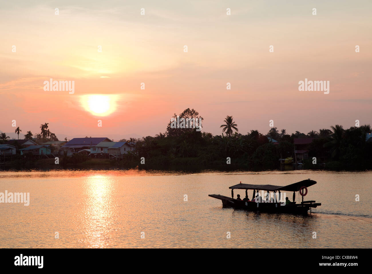 Tramonto sul fiume di Kuching, Borneo Foto Stock