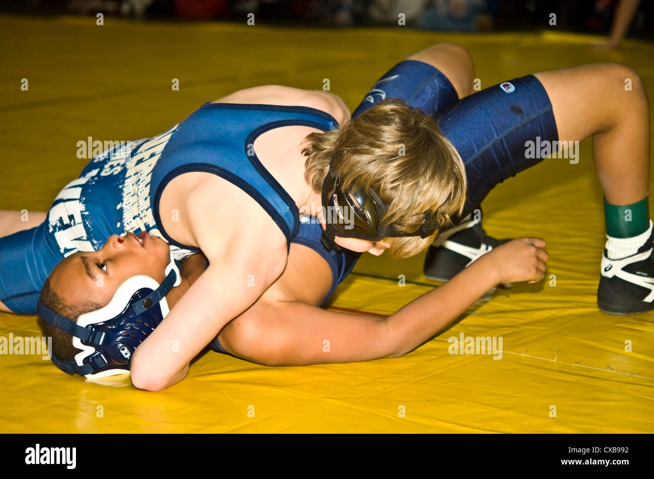 Due giovani ragazzi wrestling al Dixie cittadini campionato in Atlanta GA. Foto Stock