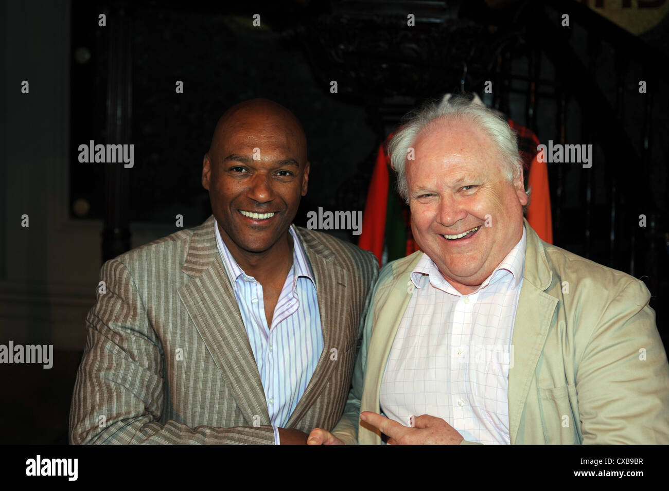 Dr Who Colin Baker e valutazione Colin Salmon presso la Glasgow basato esercito di valutazione convenzione nel 2009. Foto Stock