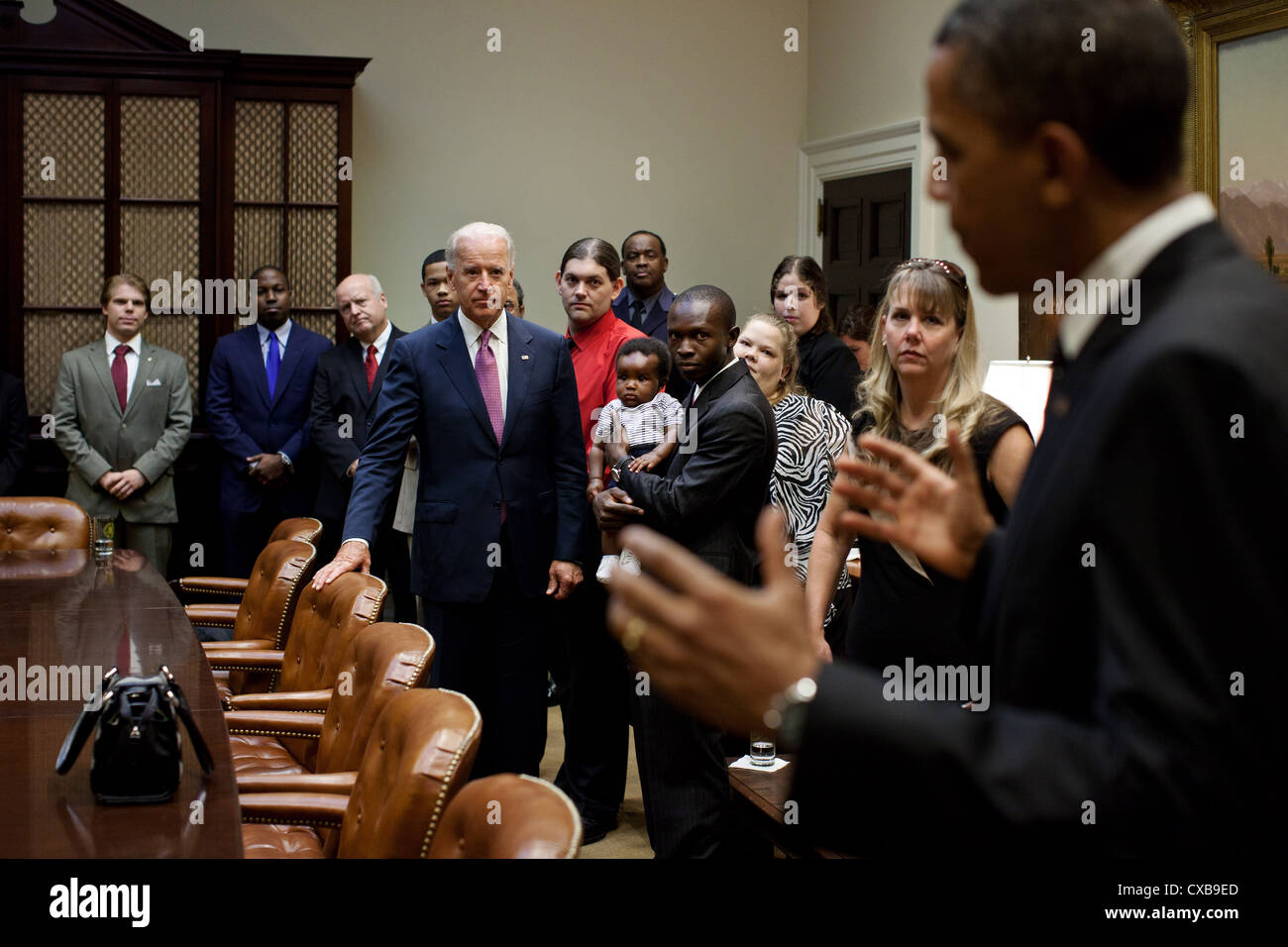 Il Presidente Usa Barack Obama e il Vice Presidente Joe Biden salutare un gruppo di insegnanti, veterani, primi responder e i proprietari di affari, 12 settembre 2011 nella sala Roosevelt della Casa Bianca prima di fare una dichiarazione sulla American Jobs Act. Foto Stock