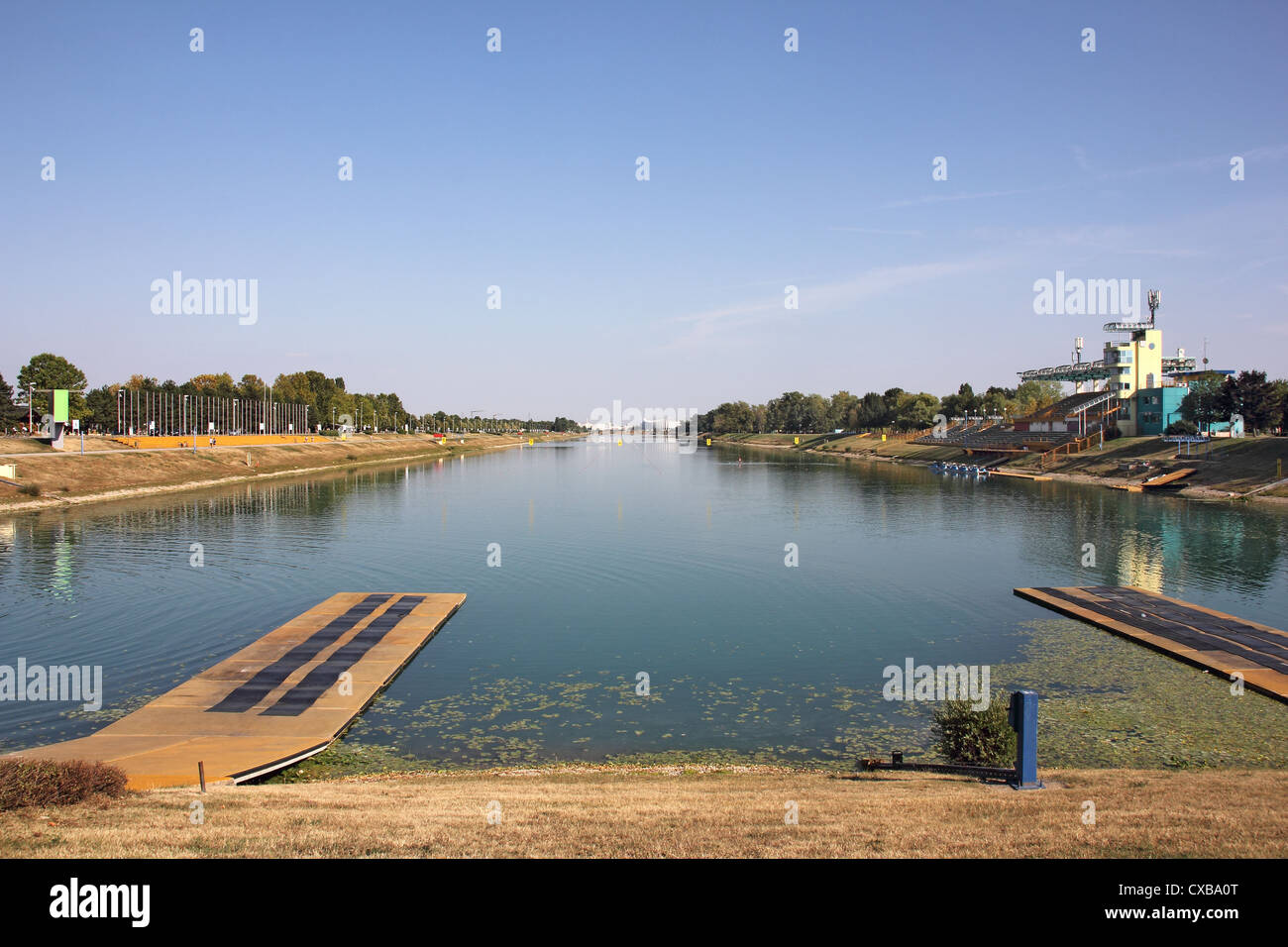 Il canottaggio via con otto corsie per barche da regata e gradinate per gli spettatori Foto Stock