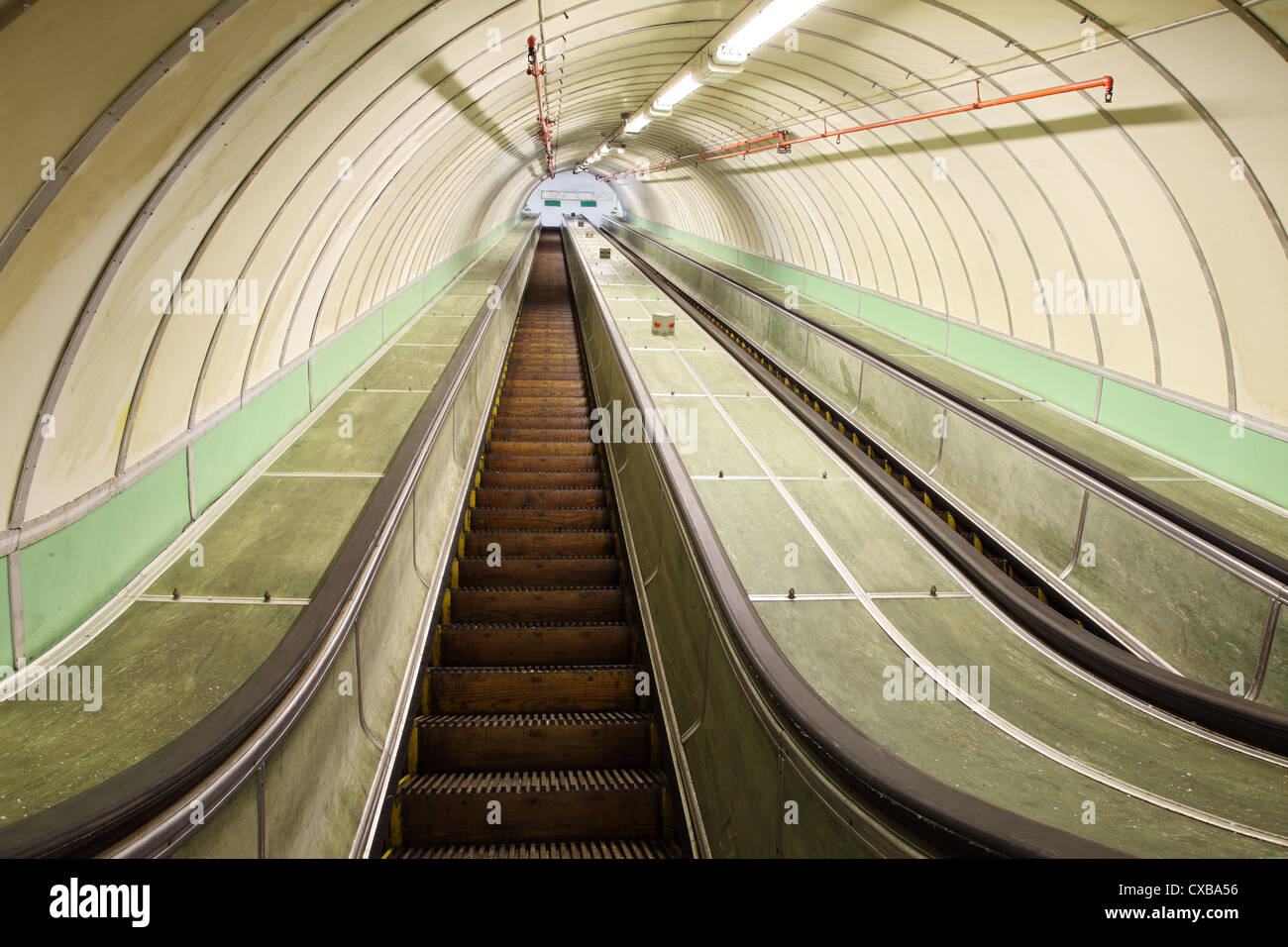 Cercando le scale mobili in legno del Tyne pedoni e ciclisti" tunnel, Jarrow a Howden, North East England, Regno Unito Foto Stock