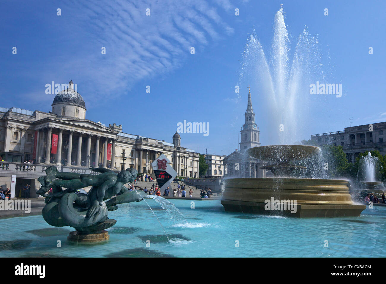 Tritons e fontana dei Delfini con la Olympic digital orologio per il conto alla rovescia e la National Gallery, Trafalgar Square, Londra Foto Stock