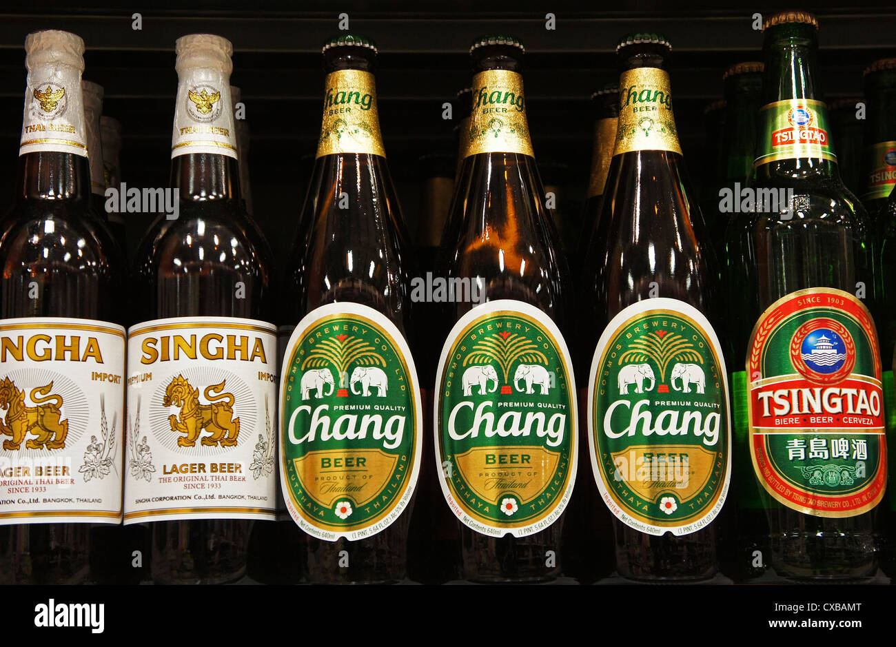 Bottiglie di birra asiatici nel supermercato uk Foto Stock