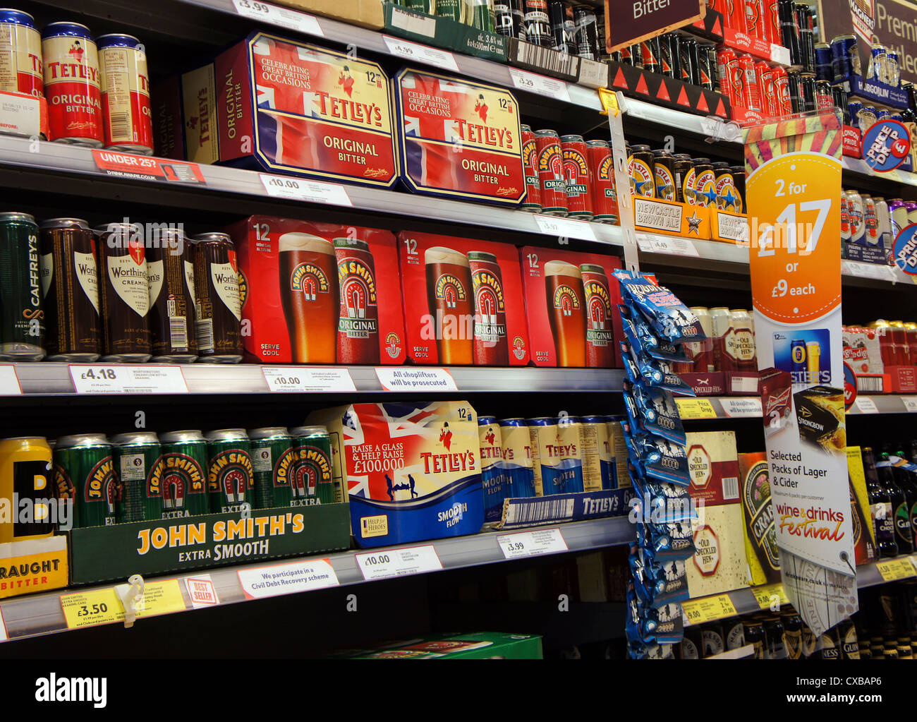 Gli scaffali pieni di birra in un negozio TESCO, Regno Unito Foto Stock