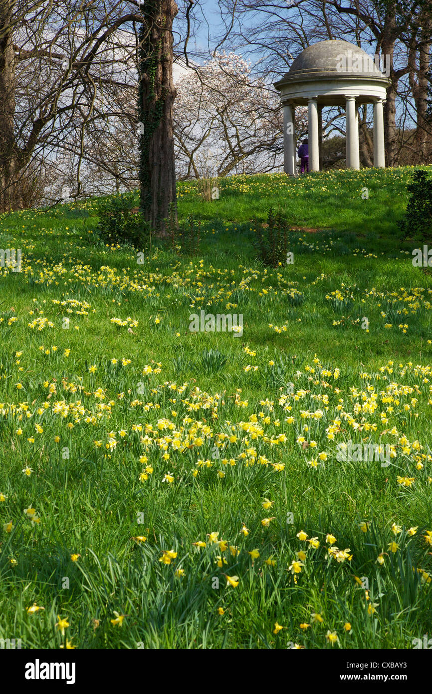 Tempio di Eolo in primavera, Royal Botanic Gardens, Kew, Sito Patrimonio Mondiale dell'UNESCO, London, England, Regno Unito, Europa Foto Stock