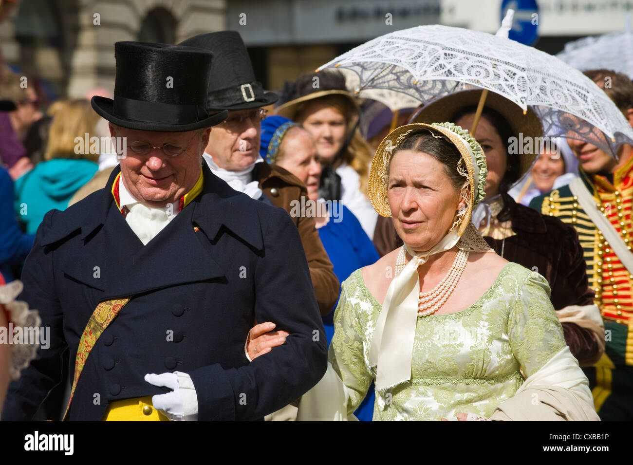 Ventole in costume di Regency promenade attraverso il centro di Bath durante il 2012 Jane Austen Festival Foto Stock