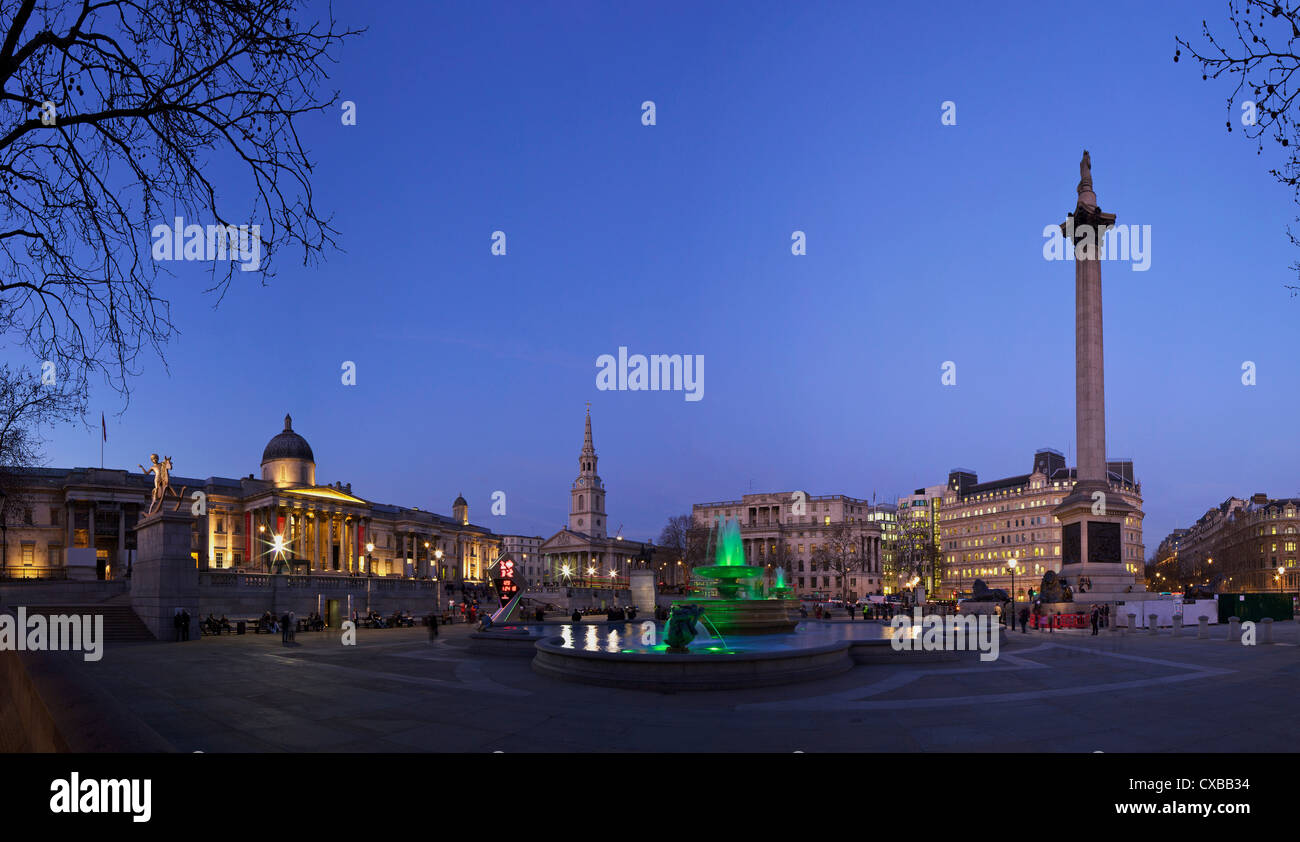 Trafalgar Square al crepuscolo con Nelsons Column, San Martin nei campi e la National Gallery di Londra, Inghilterra, Regno Unito Foto Stock