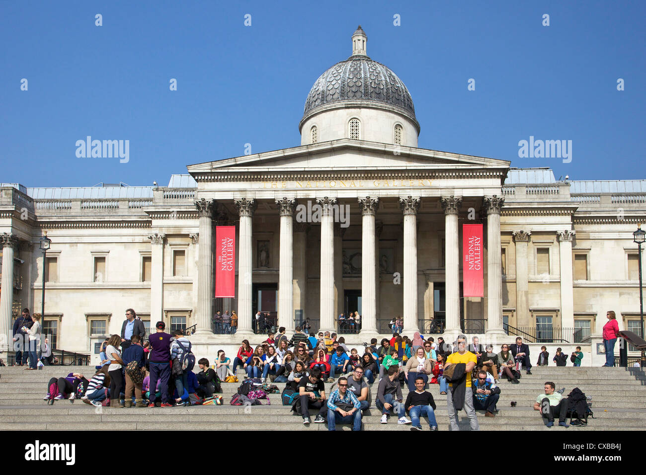 I visitatori e i turisti al di fuori della National Gallery, Trafalgar Square, London, England, Regno Unito, Europa Foto Stock