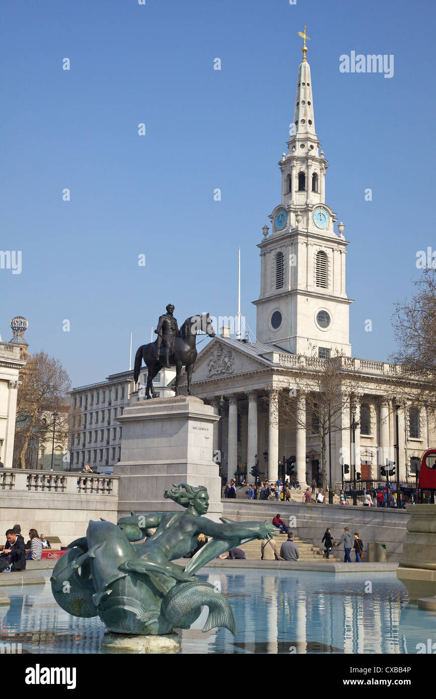 Trafalgar Square fontane e San Martino nei campi, London, England, Regno Unito, Europa Foto Stock