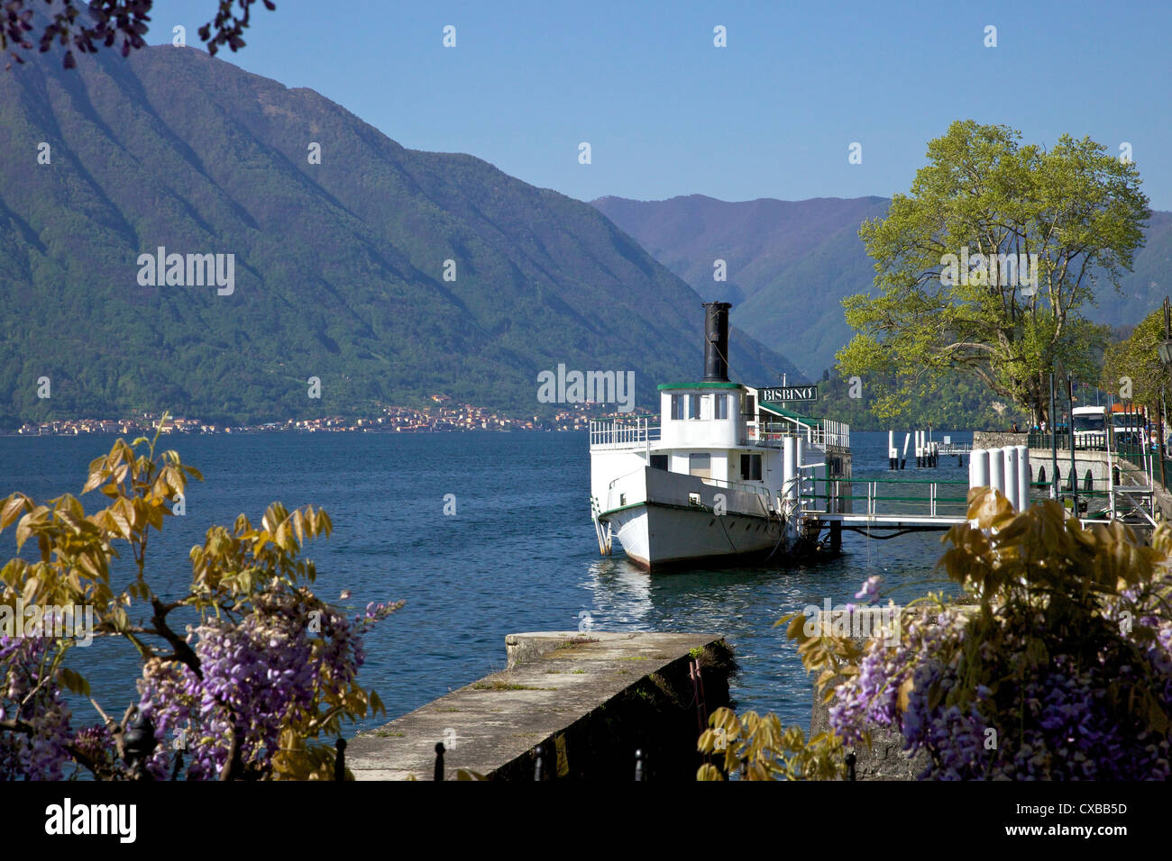 Vista sul lago in primavera, Lago di Como, laghi italiani, Nord Italia, Europa Foto Stock