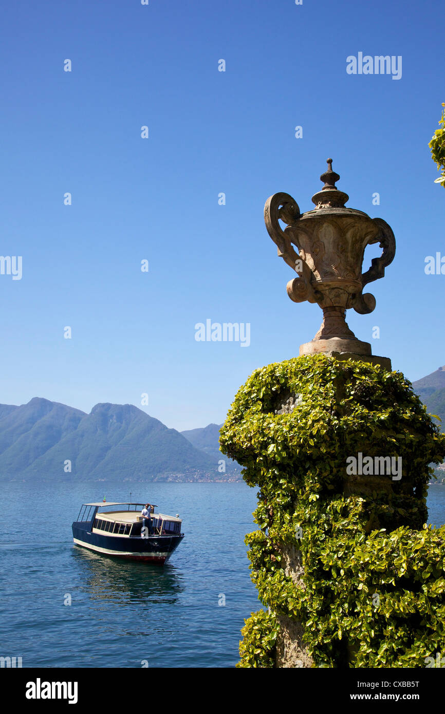 Nave passeggeri nel sole primaverile off Villa Balbianello Lenno, Lago di Como, Lombardia, laghi italiani, Nord Italia, Europa Foto Stock