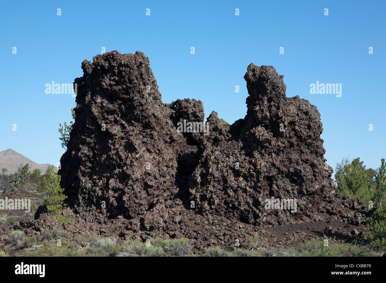 Flussi di Lava portati i blocchi delle pareti del cratere da precedenti eruzioni di Devils Garden area, i crateri della luna monumento nazionale. Foto Stock