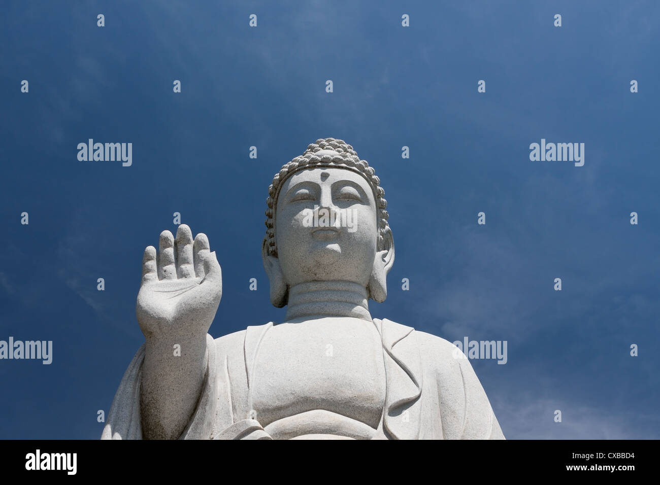 Antica scultura di buddha, ottimo per viaggi in Asia e temi religiosi con belle blue sky. Foto Stock