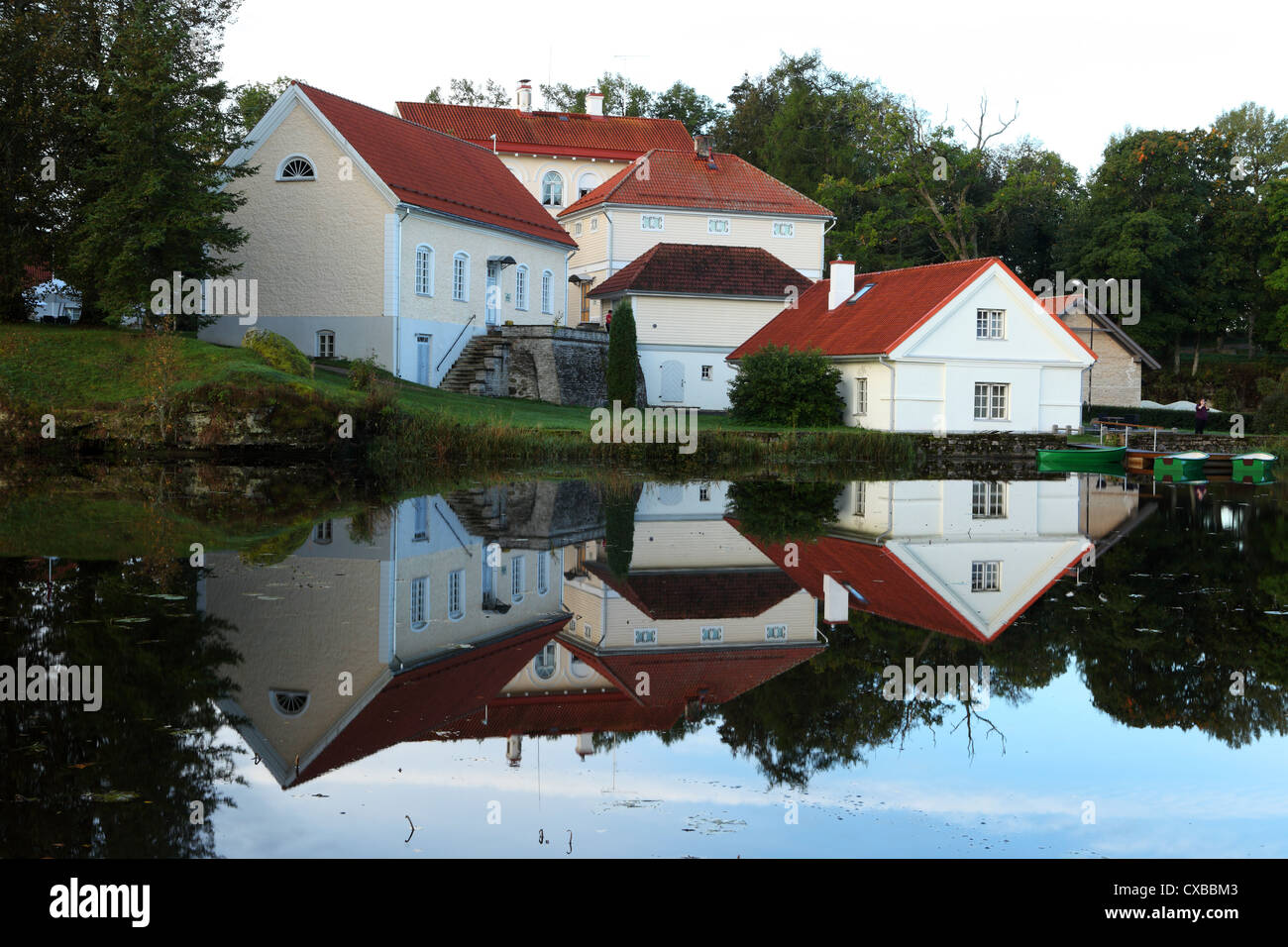 Station wagon edifici riflettono nel lago di Vihula Manor Country Club and Spa a Vihula, Lahemaa National Park, Estonia. Foto Stock