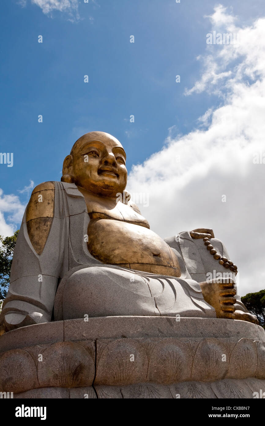 Antica statua del Buddha, buona per i viaggi e i temi religiosi con belle blue sky. Foto Stock