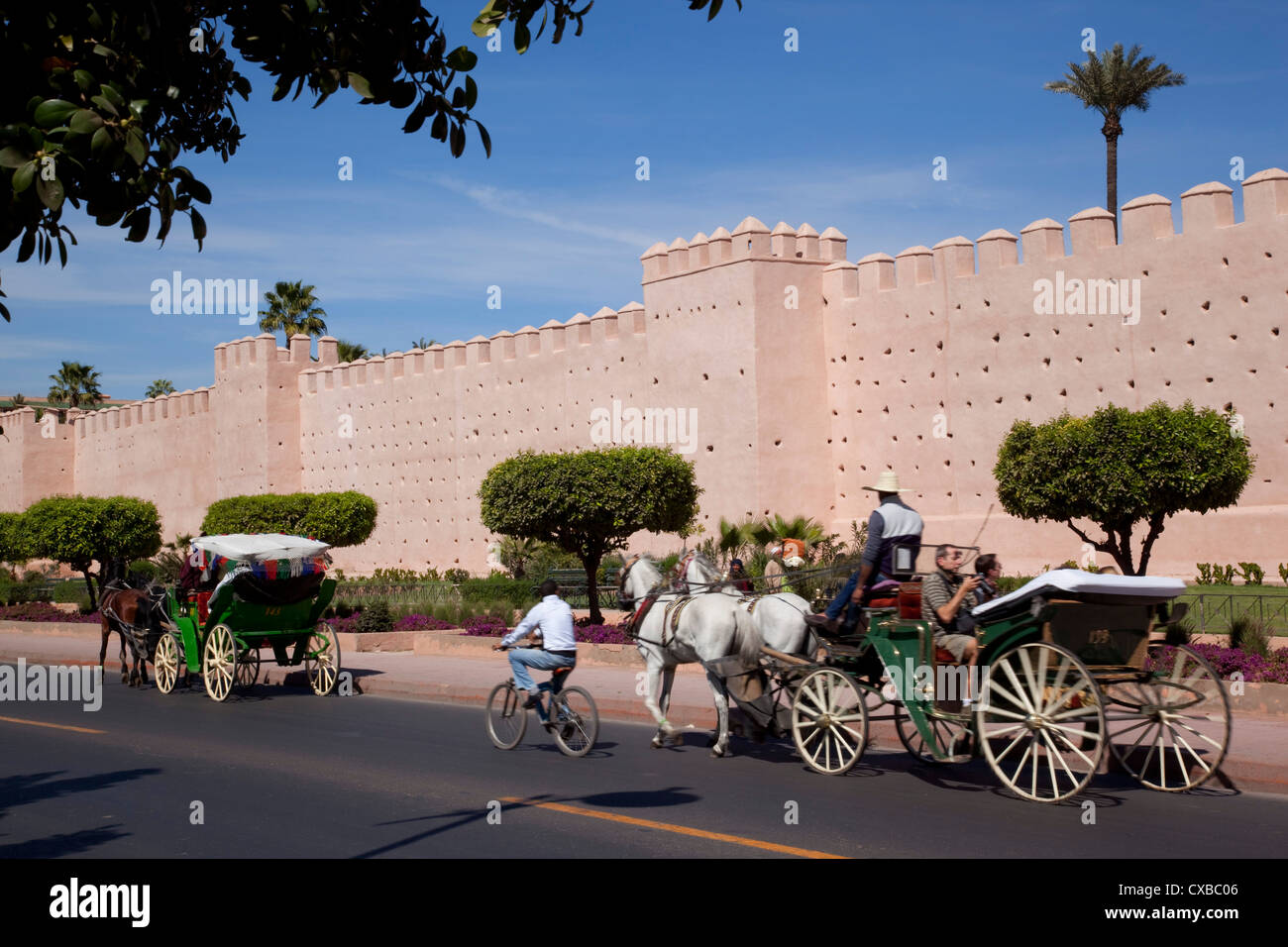 Mura della vecchia città e Medina, Marrakech, Marocco, Africa Settentrionale, Africa Foto Stock