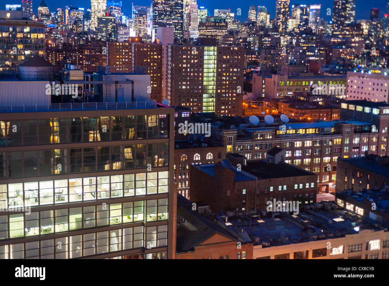 New York, NY, USA, panoramiche notturne, City Scapes / Skyline città US dal Top of the Stan-dard Hotel Rooftop, quartiere Meatpacking, Manhattan, edifici della città Foto Stock