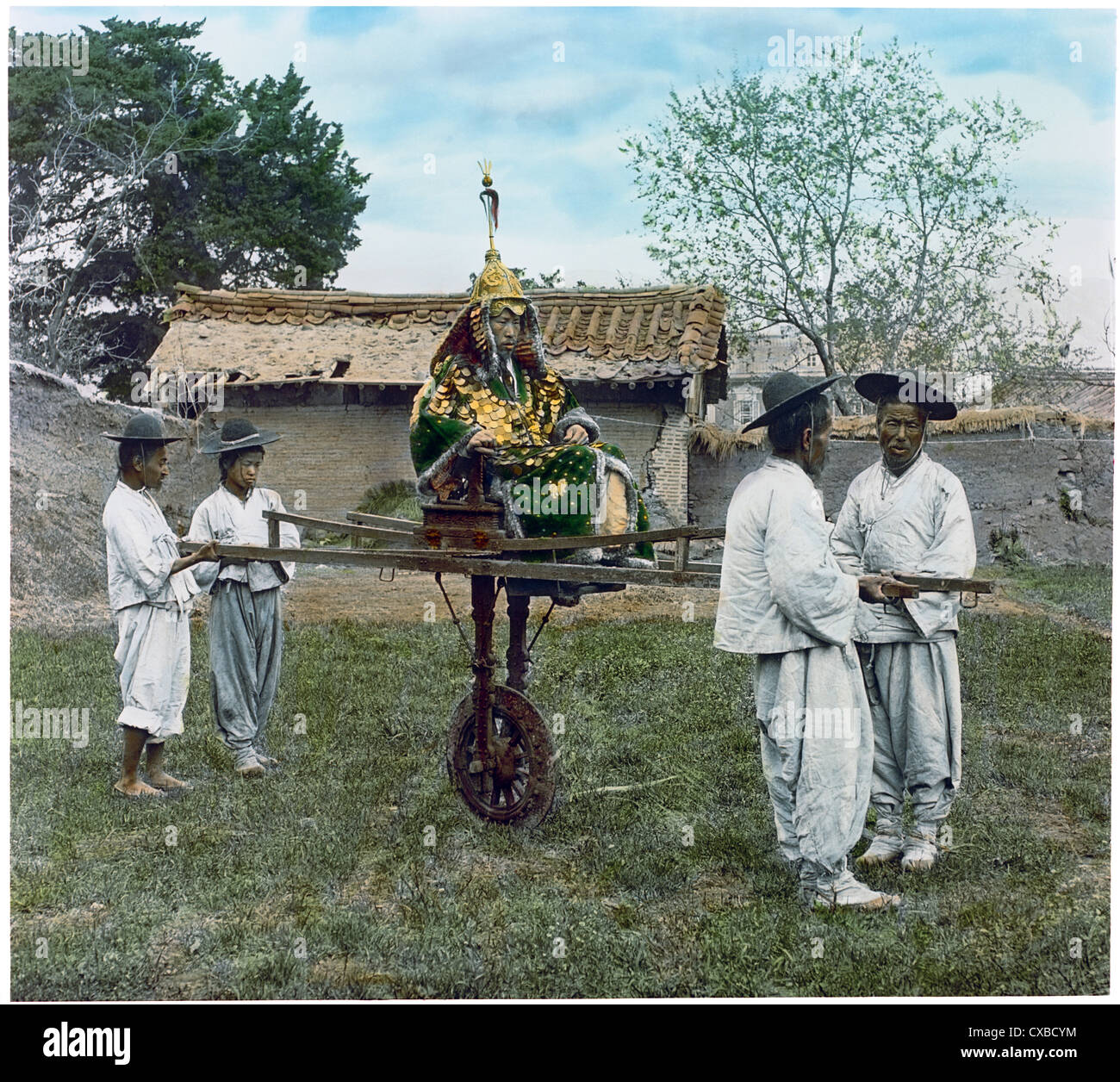 Foto colorata di un ufficiale militare coreano trasportato su una sedia berlina a una ruota o palanquin, Seoul, Corea, 1901. (Foto di Burton Holmes) Foto Stock